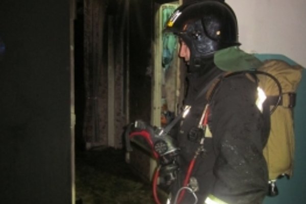 В Печоре из-за неосторожного курильщика загорелась квартира в жилом доме