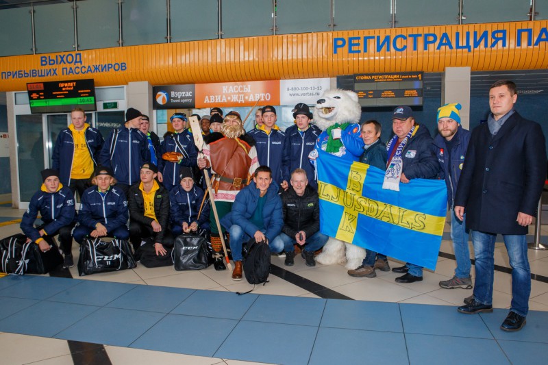 В Сыктывкаре хлебом-солью встретили команду "Юсдаль" из Швеции и шестикратного чемпиона мира Михаила Свешникова