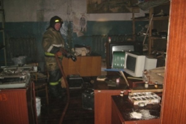 Княжпогостские спасатели тушили неэксплуатируемое здание в Емве