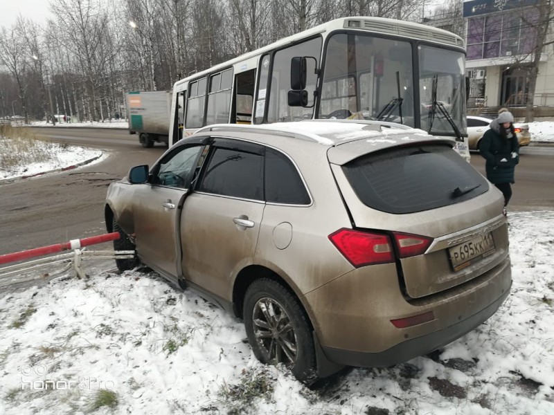 В Сыктывкаре женщина на Zotye после столкновения с автобусом "припарковалась" в отбойник