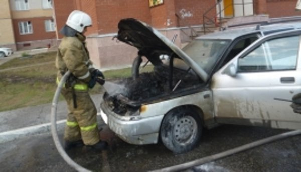 В Эжве пожарным пришлось тушить загоревшееся авто