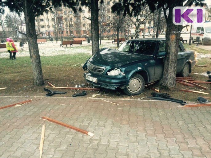 В Сыктывкаре "Волга" "припарковалась" в сквере на Стефановской площади
