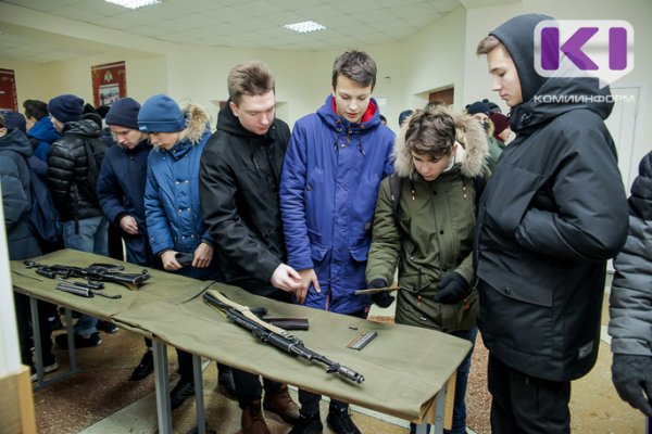День призывника в Сыктывкаре: в войсковой части школьникам объяснили разницу между РПК-74 и АК-47