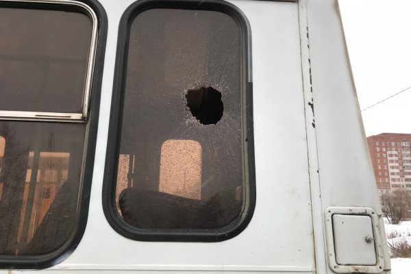 В Сыктывкаре 4-летний пассажир автобуса пострадал от влетевшего в окно куска металла 