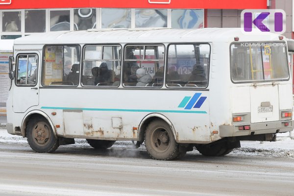 В Сыктывкаре из автобуса выпала пожилая женщина