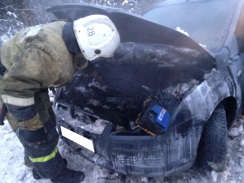 В Сосногорском районе сгорел Ford Focus, под Сыктывкаром - баня