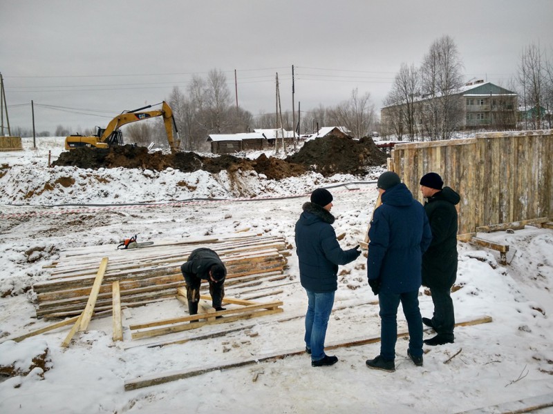 Андрей Крикуненко проинспектировал строительство детского сада в Большелуге

