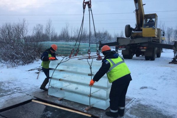 Вблизи Сыктывкара добыли лёд для новогоднего городка
