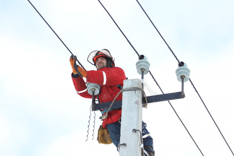 Специалисты Комиэнерго восстановили электроснабжение двух отдаленных населенных пунктов