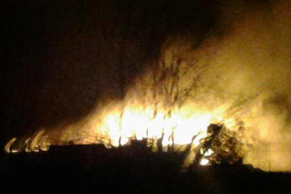 Пожарные пытаются отстоять монастырское здание в селе Ыб
