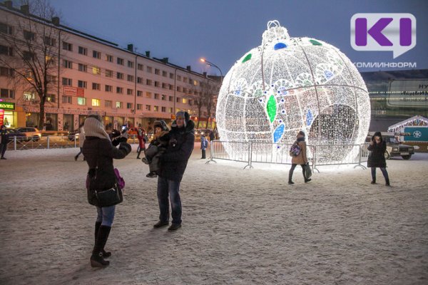 На площади у центрального бассейна в Сыктывкаре ненадолго засветился новогодний шар