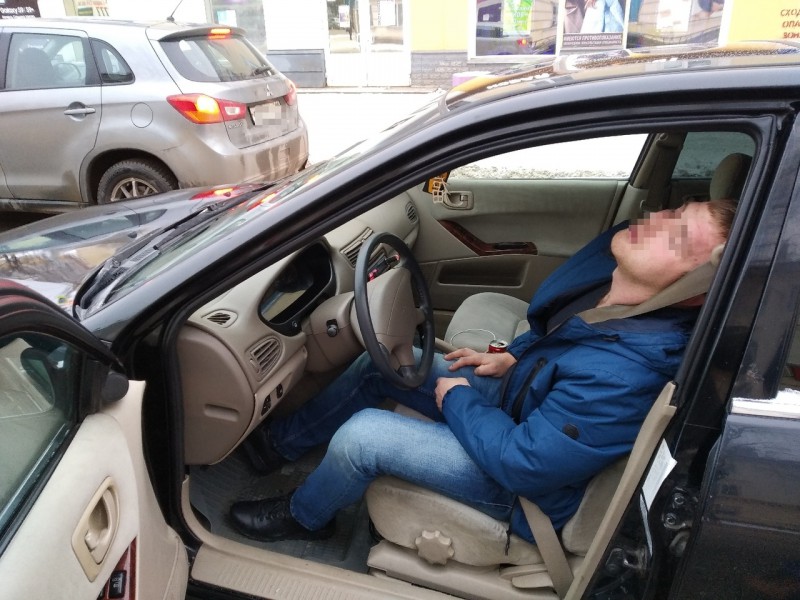 Заснул за рулем: в Сыктывкаре мужчина с признаками наркотического опьянения пытался скрыться от ГИБДД