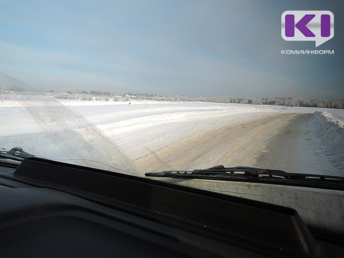 Усинские водители контролируют заливку зимника через Печору
