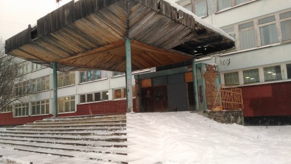 В Ухте рассмотрят вопрос о ремонте входа в школу №19
