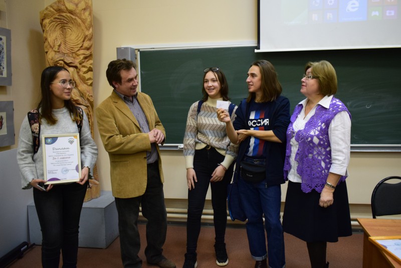 Сыктывкарские волонтеры знакомят горожан с театром