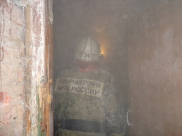 Пожарным Печоры пришлось тушить пожар в нежилом многоквартирном доме