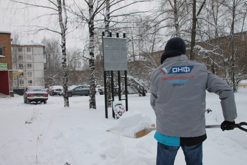 "Снежный фронт": Активисты ОНФ в Коми очистили занесенный снегом мемориал в Сыктывкаре