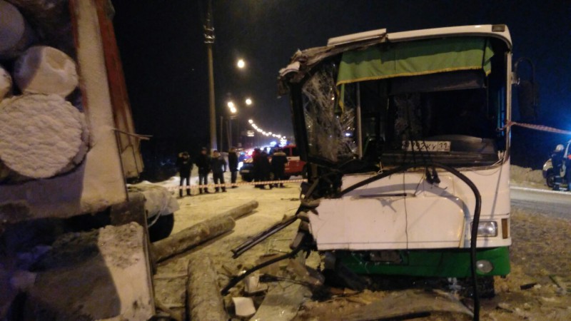 Под Сыктывкаром столкнулись лесовоз и автобус, пострадали 13 человек 