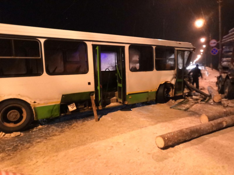 Водитель лесовоза, столкнувшийся с автобусом под Сыктывкаром, ранее привлекался за превышение скорости /подробности/ 
