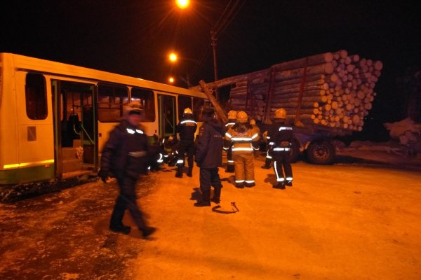 Число пострадавших в ДТП с автобусом и лесовозом под Сыктывкаром возросло до 22-х