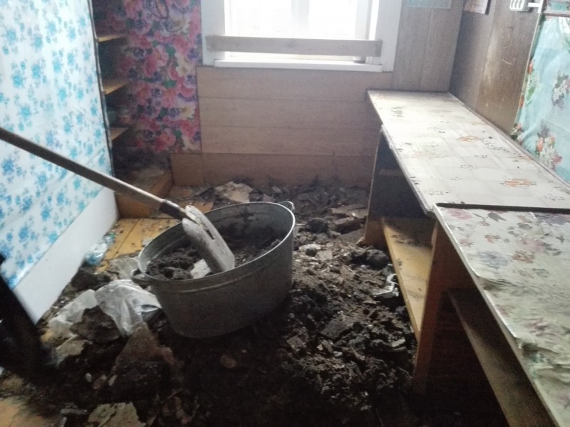 Коммунальные службы выехали на обрушение потолка жилом доме Выльгорта 
