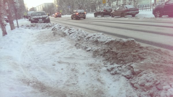 В Сыктывкаре автовладельцы пожаловались на качество очистки от снега улицы Малышева