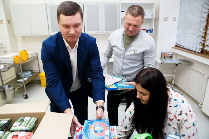 Сыктывкарский "Строитель" наполнил подарками "Шкатулку мужества" для пациентов Кардиодиспансера