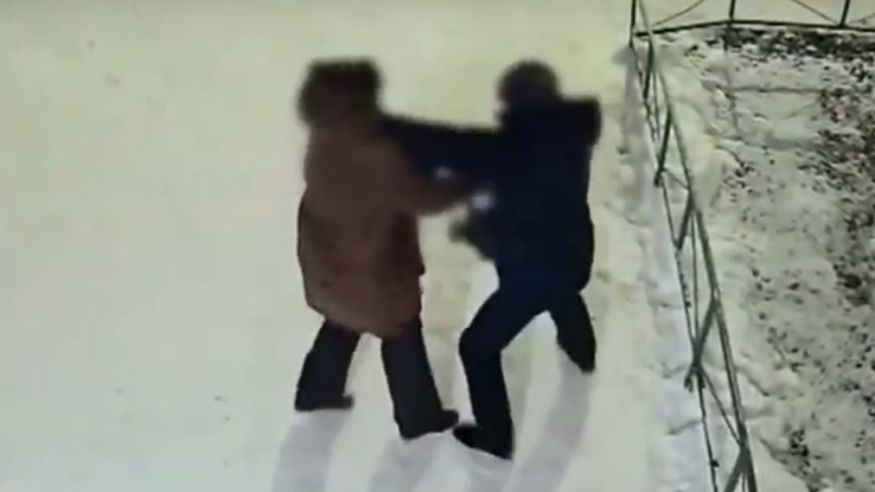 Неприступная женщина: в Сыктывкаре пенсионерка дала бой грабителю и укусила его за палец