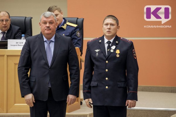 Сыктывкарские полицейские награждены медалью за спасение погибавших
