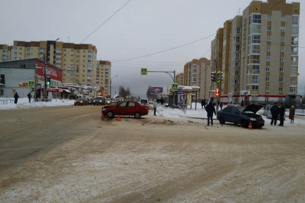 Водителям Сыктывкара предлагают самим выбрать, как им удобнее проезжать опасный перекресток
