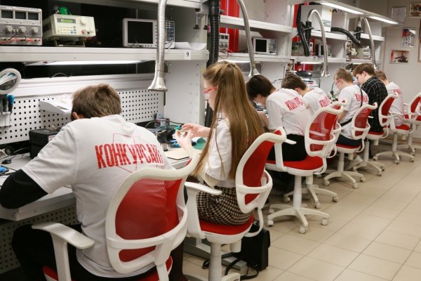 Приключения Электроников: в Сыктывкаре подростки соревнуются в проектировании и ремонте компьютеров
