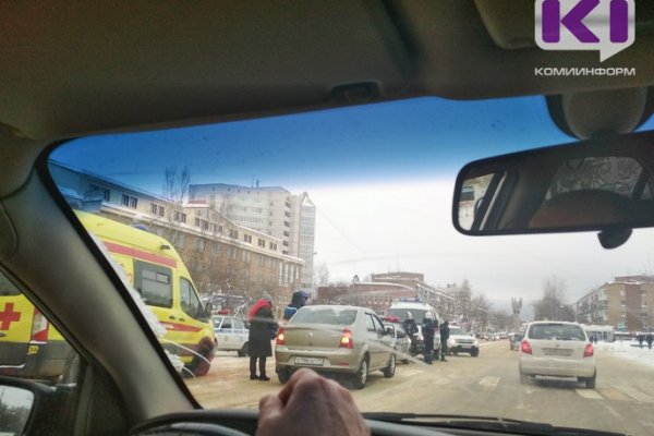 В центре Сыктывкара на пешеходном переходе иномарка сбила девушку