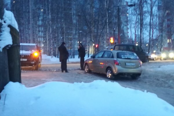 В Сыктывкаре определили виновника в столкновении Land Cruiser Prado и УАЗ Patriot на Сысольском шоссе