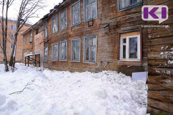 Травмированному глыбой снега в Ижме потребовалась помощь санавиации
