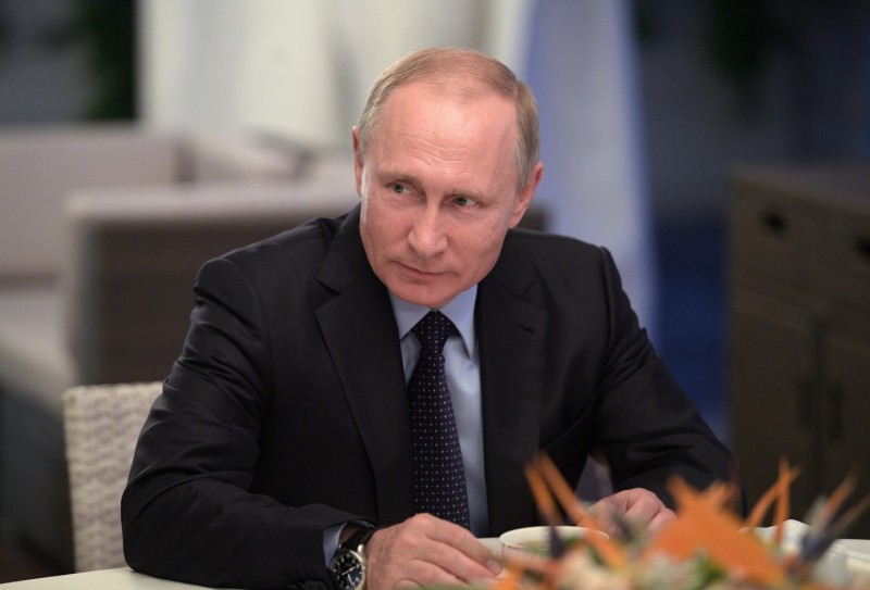 Владимир Путин поздравляет жителей Коми с Днем защитника Отечества