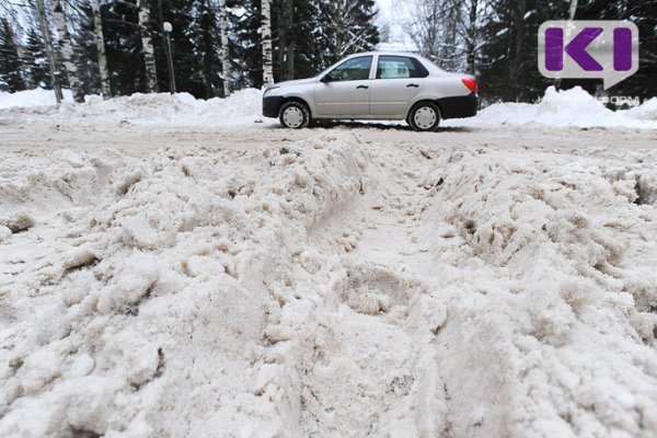 Убрать до конца месяца: жители Нижнего Чова ходят по проезжей части из-за заваленного снегом тротуара