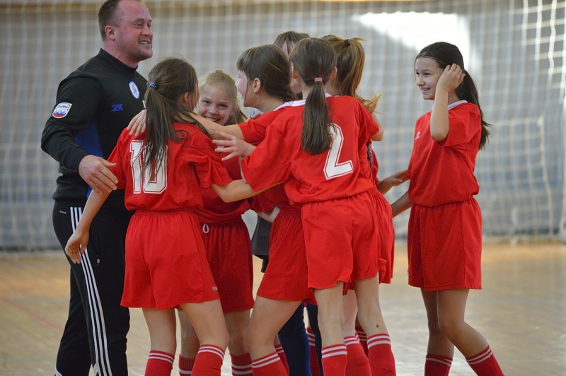Школьницы Сыктывкара победили на окружных соревнованиях по мини-футболу