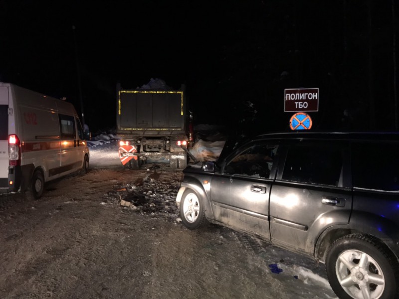 В Сыктывкаре в районе полигона ТБО Nissan X-Trail протаранил грузовик