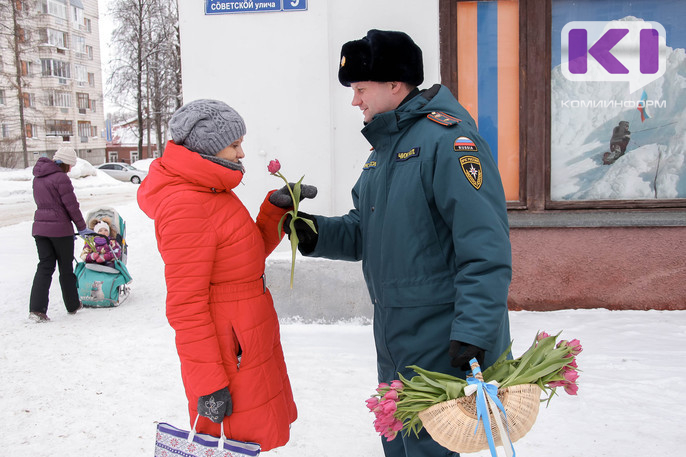 Это еще цветочки: спасатели Коми поздравили женщин Сыктывкара с 8 марта
