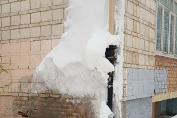 В Ухте газовый узел многоквартирного дома оказался в ледяном плену