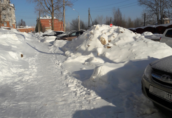 В Сыктывкаре снегоуборочная техника завалила парковку на улице Кутузова
