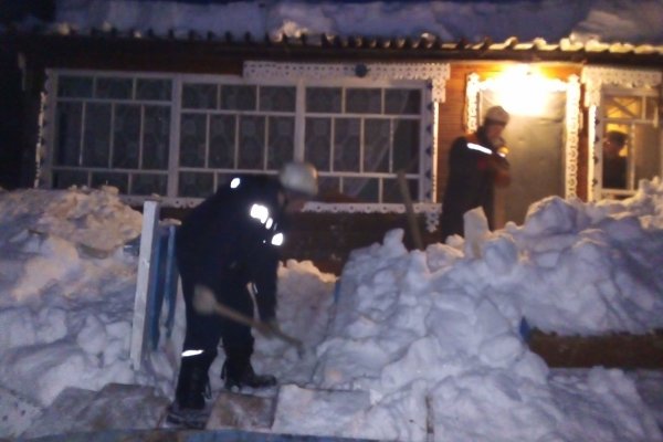 В Прилузье глыба снега завалила дверь дома пенсионеров 