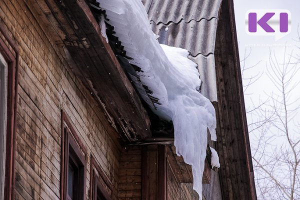 Более 140 тысяч рублей взыскал сыктывкарец с управляющей компании за разбитую глыбой снега машину