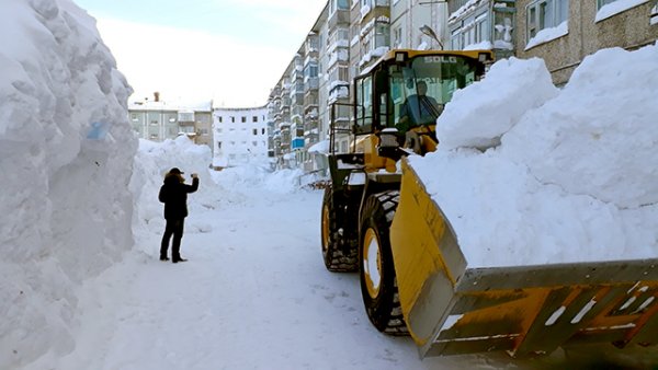Коммунальщики Воркуты: на борьбу с рекордным количеством снега уходят последние ресурсы