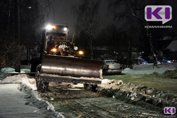 Во время расчистки дороги на Русаново в снегу застрял трактор-снегоуборщик 