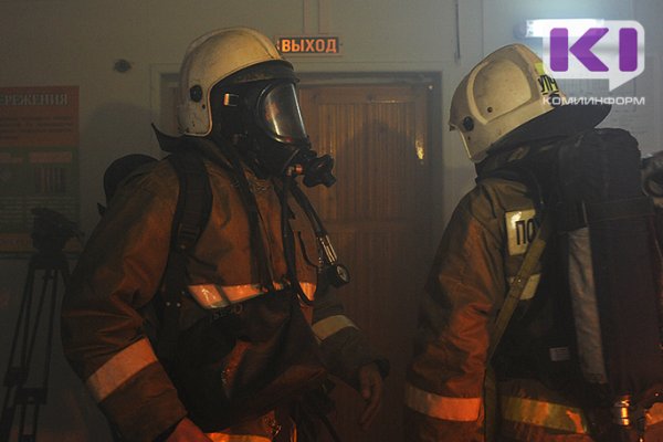 В Вуктыле эвакуировали людей из горящего здания