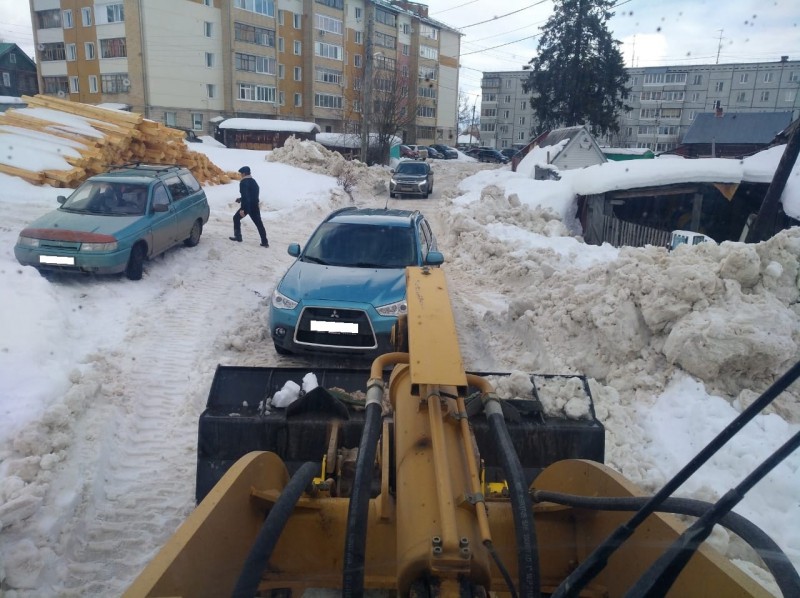 В Выльгорте автомобилист перегородил дорогу снегоуборочной технике

