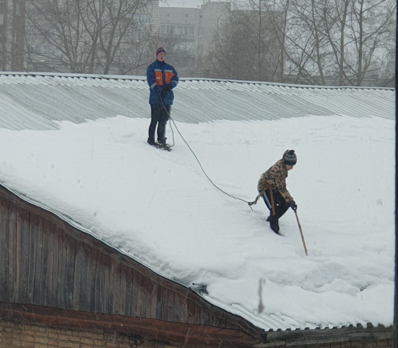 Сыктывкарцев возмутил способ уборки снега с крыши одного из учебных заведений