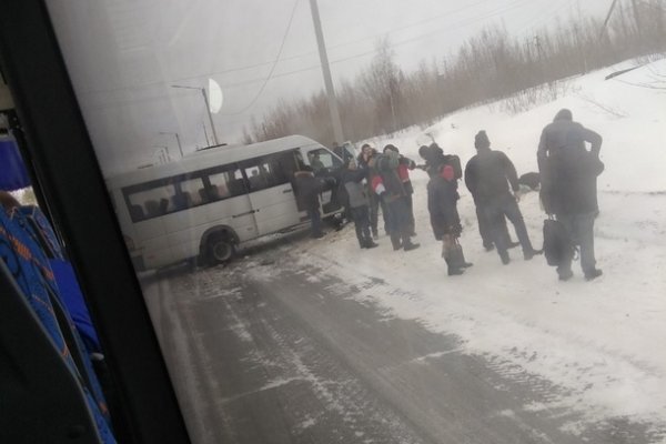 В Усинске столкнулись ВАЗ и автобус с вахтовиками 