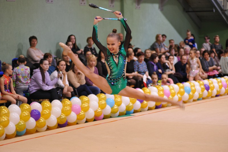 Олимпийская чемпионка Олеся Белугина наградила лучших гимнасток Сыктывкара

